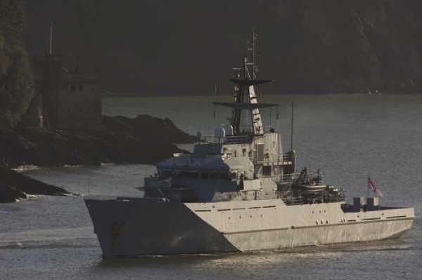 18 January 2020 - 10-30-06. 
A visit to Dartmouth by HMS Tyne (P281). It's a River-class offshore patrol vessel. Entering the river Dart passing Kingswear Castle.
#HMSTyne #DartmouthVisitHMSTyne